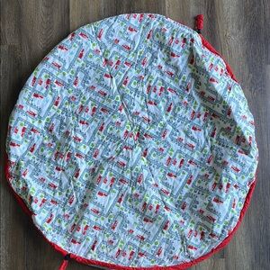 Round Play Mat with Red and Gray Pattern